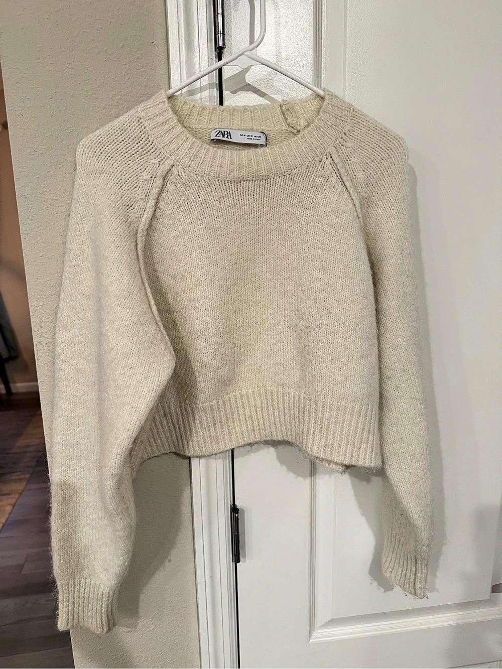 Zara Raglan Knit Sweater in Cream Size Medium Like New